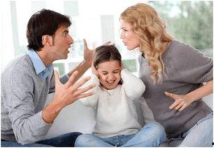 吃瓜群众看吵架的视频,吃瓜群众围观吵架现场，场面火爆引热议